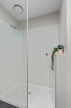 Departamento | Baño | Secadora de cabello, toallas, jabón, shampoo