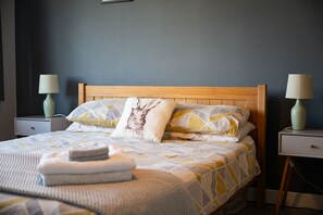 Iron/ironing board, free WiFi, bed sheets - 2 bed home in quiet Harrogate suburb (Harrogate)