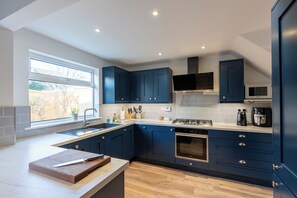 Fridge, microwave, oven, stovetop - 2 bed home in quiet Harrogate suburb (Harrogate)