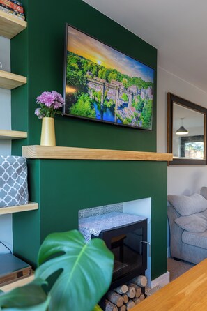 Smart TV, DVD player - 2 bed home in quiet Harrogate suburb (Harrogate)