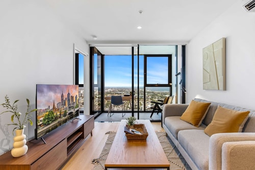 Modern 1-bed in Hip Southbank With Pool & Gym