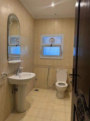 Vasca idromassaggio, bidet, sapone, carta igienica