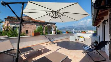 Deluxe Apartment | Terrace/patio