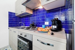 APT 6 - Family Suite, terrace, sea view | Cucina privata | Frigorifero, microonde, seggiolone