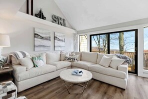 Een televisie, een open haard en een kantoor