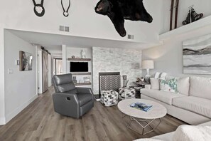 Een televisie, een open haard en een kantoor