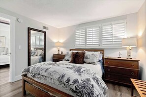 Een strijkplank/strijkijzer, wifi, beddengoed