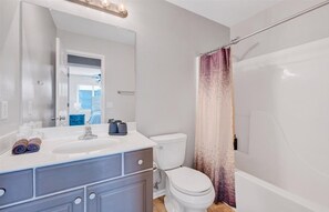 Bathroom - Spacious 4-bedroom house in adorable Omaha with comfort (Omaha)