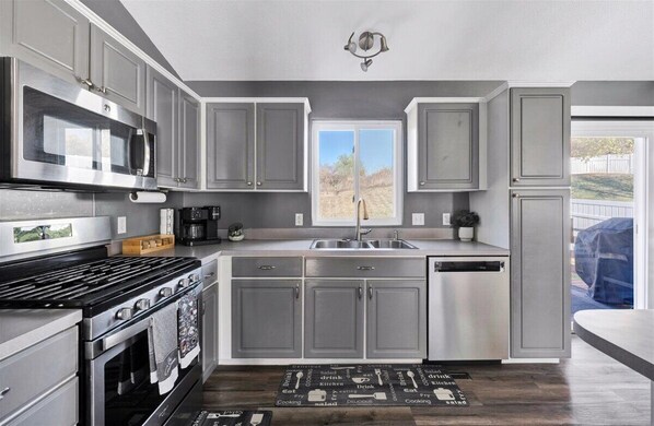 Private kitchen - Spacious 4-bedroom house in adorable Omaha with comfort (Omaha)