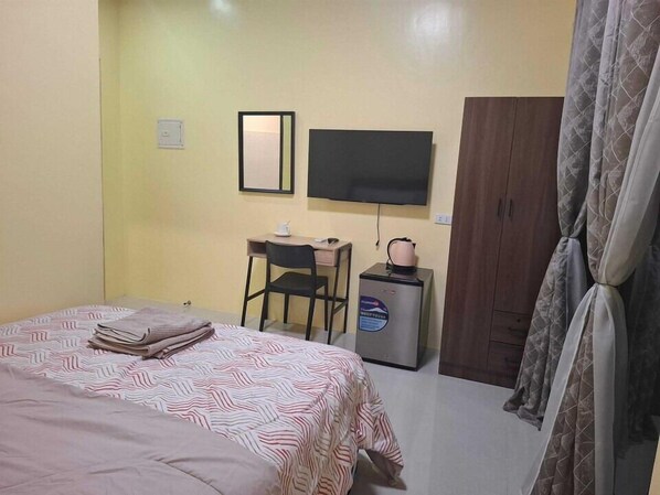 Deluxe Double Room | Free WiFi, bed sheets - Hotel M2m Transient House (Tagbilaran)