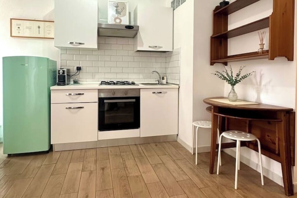 Fridge, oven, stovetop, coffee/tea maker