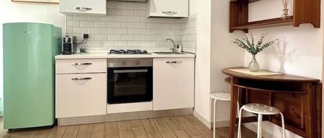 Frigorífico, horno, placa de cocina y cafetera o tetera