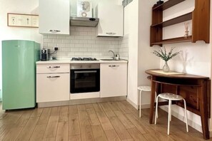 Réfrigérateur, four, plaque de cuisson, cafetière/bouilloire
