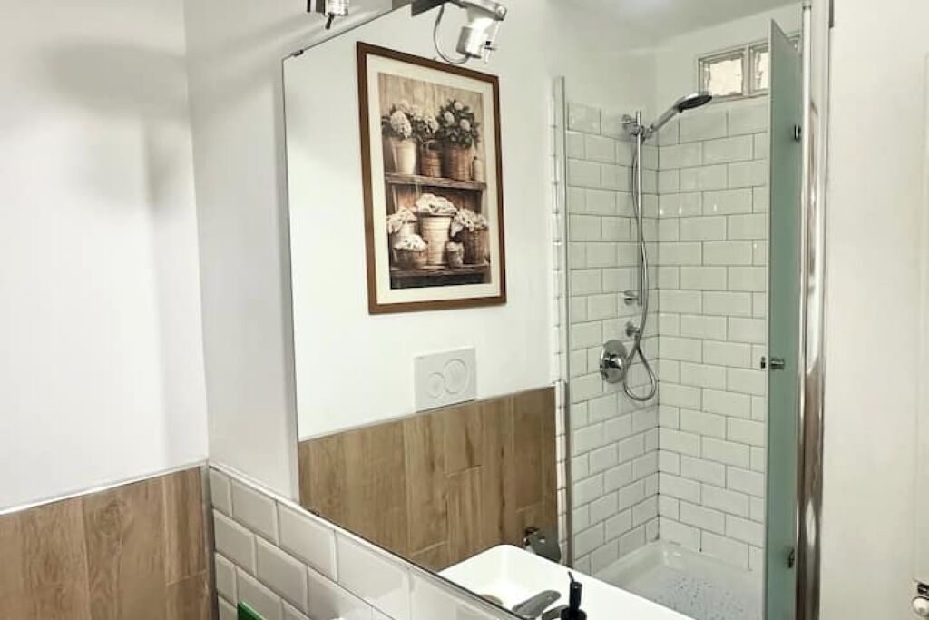 Haartrockner, Handtücher, Seife, Toilettenpapier