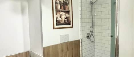 SĂšche-cheveux, serviettes fournies, savon, papier toilette