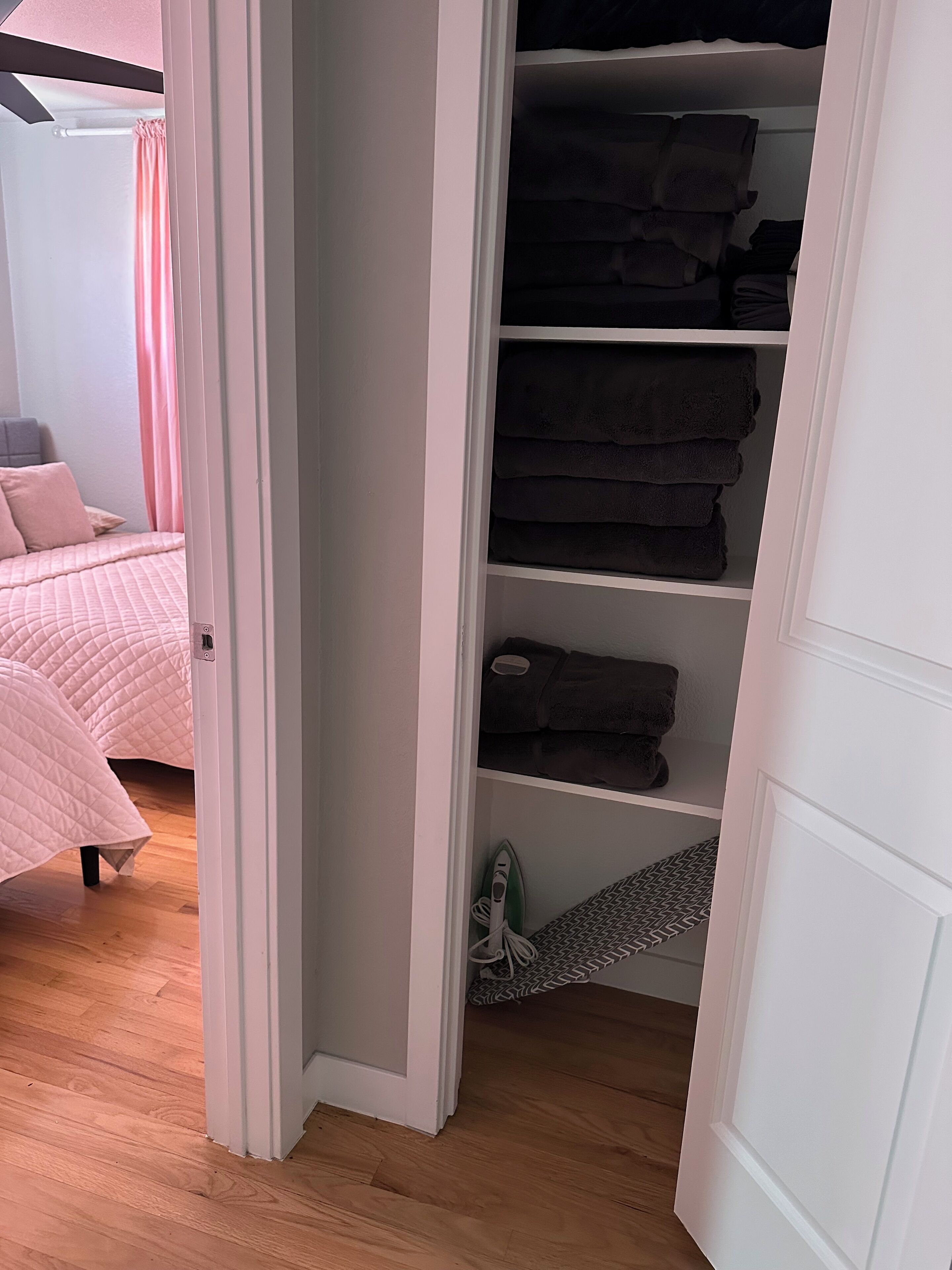 Skrivbord, strykjärn/strykbräda, gratis wi-fi och sängkläder