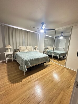 Een bureau, een strijkplank/strijkijzer, gratis wifi, beddengoed