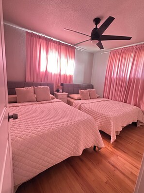 Schreibtisch, Bügeleisen/Bügelbrett, kostenloses WLAN, Bettwäsche