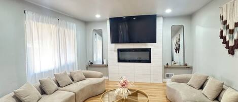 Smart TV, chimenea, estéreo