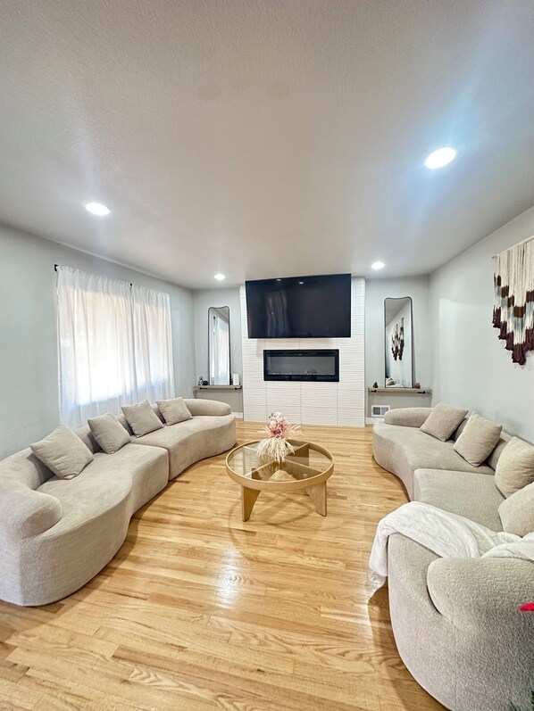 Smart-TV, Kamin, Stereoanlage