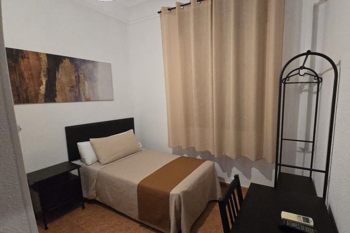 Enkeltrom – standard, bakgårdsutsikt | Strykejern/-brett og sengetøy