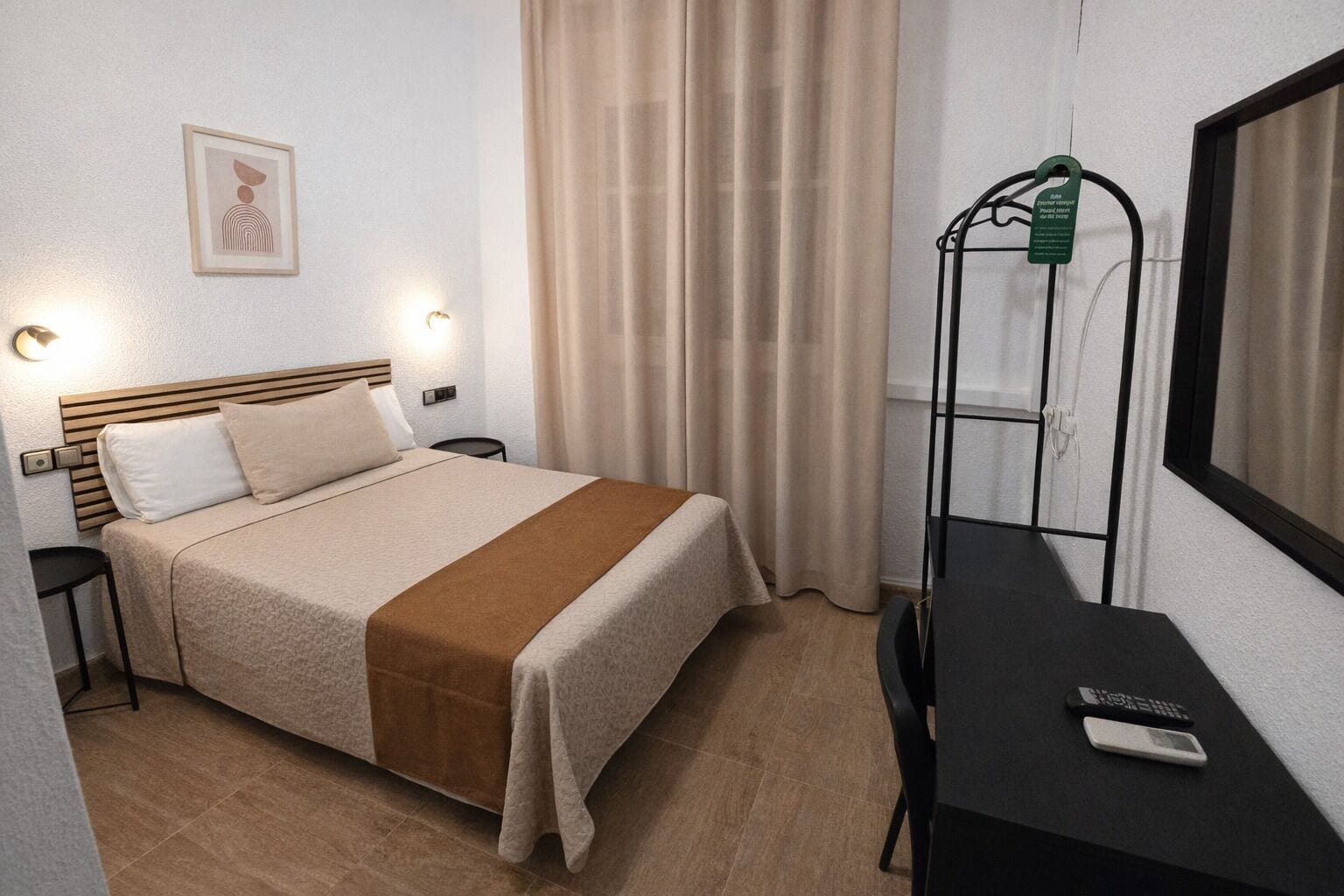 Standard Single Room, Courtyard View | Bathroom | Bathtub, free toiletries, hair dryer, towels