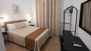 Standard Single Room, Courtyard View | Bathroom | Bathtub, free toiletries, hair dryer, towels