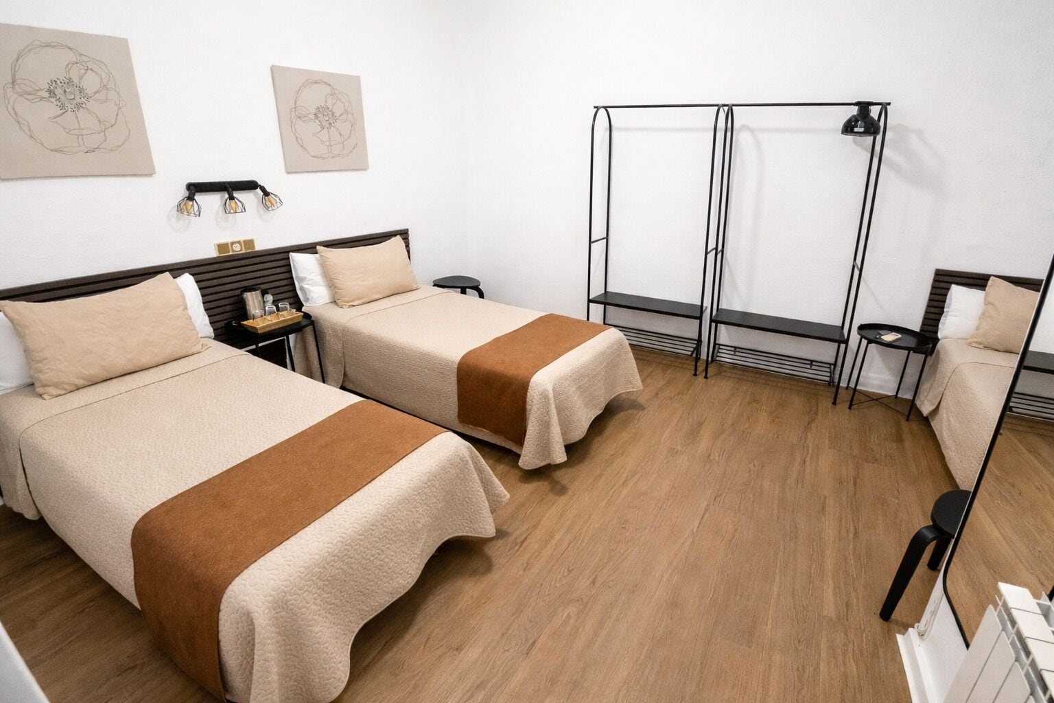 Kolmen hengen standard-huone, näköala pihalle | Silitysrauta/-lauta, vuodevaatteet