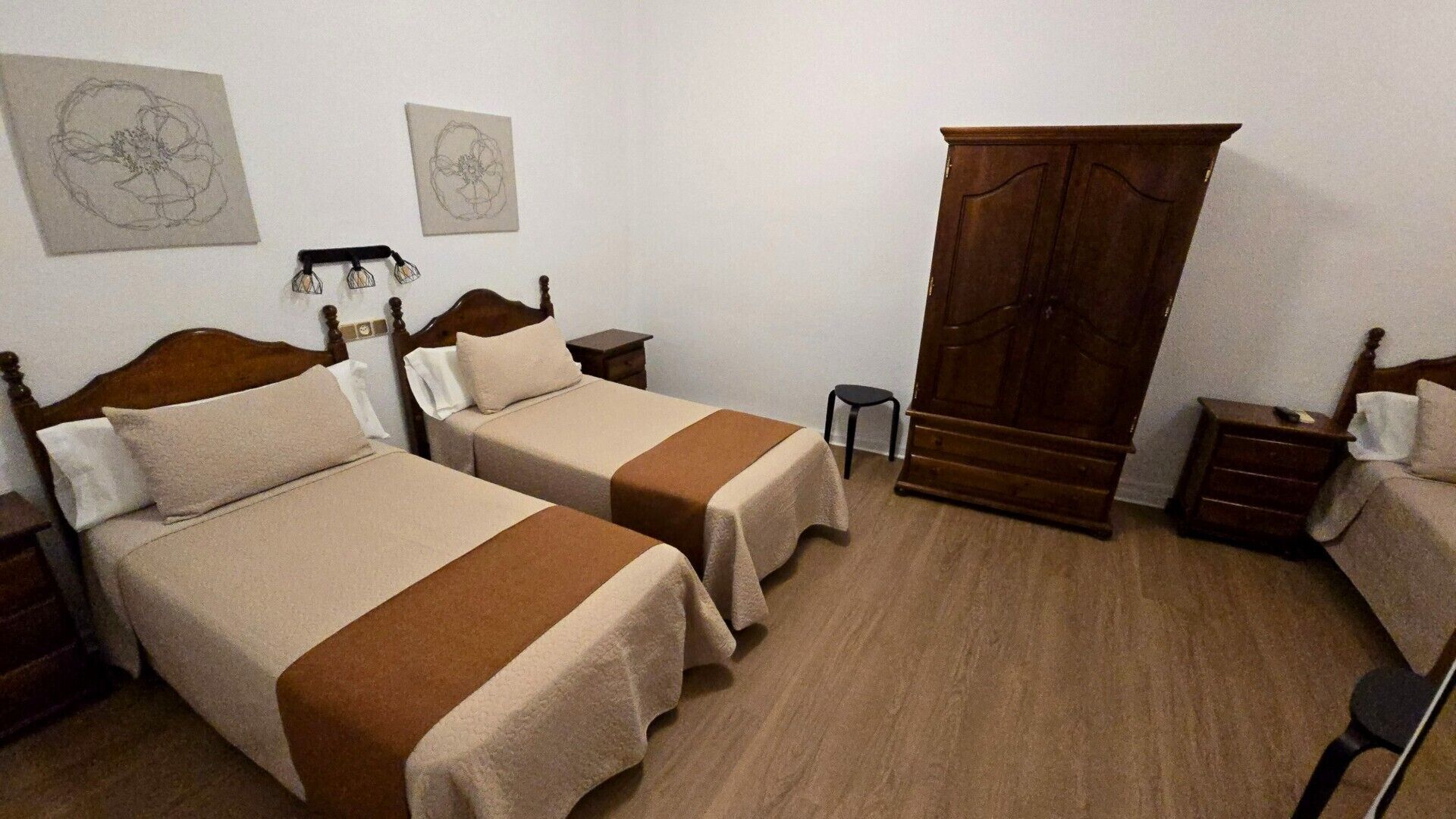 Tremannsrom – standard, bakgårdsutsikt | Strykejern/-brett og sengetøy