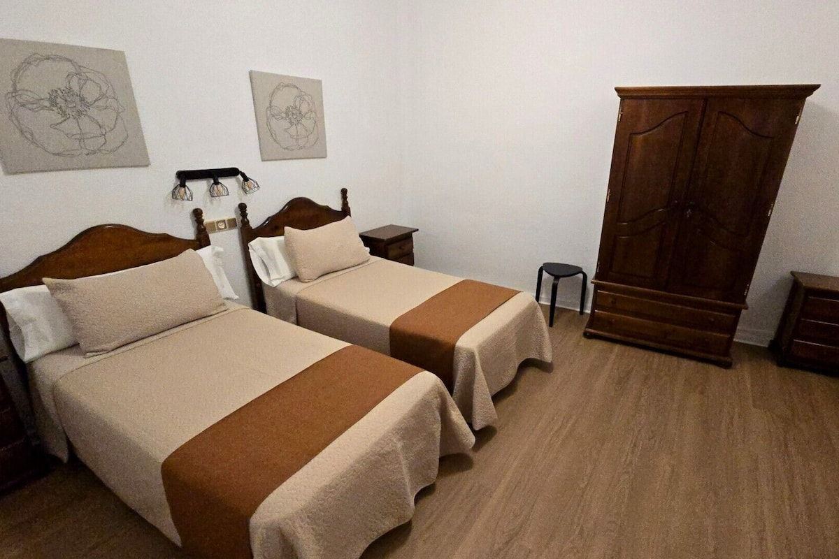 Tremannsrom – standard, bakgårdsutsikt | Strykejern/-brett og sengetøy