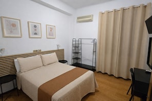 Kahden hengen standard-huone, patio | Silitysrauta/-lauta, vuodevaatteet