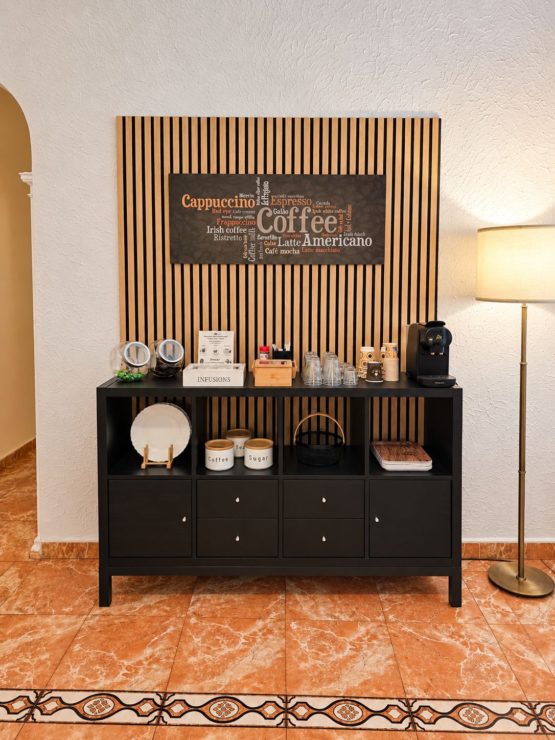 Een zwarte console tafel met een woordwolk over koffie, infuseurs en bakken met de aanduiding 'Koffie' en 'Suiker'.