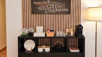 Een zwarte console tafel met een woordwolk over koffie, infuseurs en bakken met de aanduiding 'Koffie' en 'Suiker'.