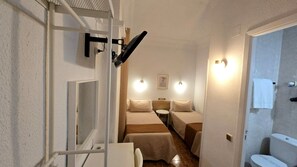 Standard Twin Room, Patio, Courtyard View | Iron/ironing board, bed sheets - Hostal Prada (Madrid)