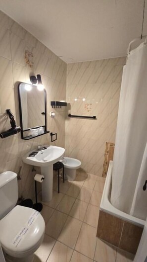 Badekar, toalettartikler (inkludert), hårføner og håndklær