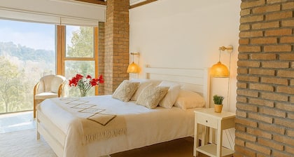 House for 20 people on the first line of the lake