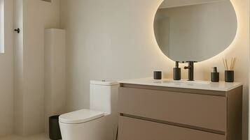 Suihku, hiustenkuivaaja, pyyhkeet, saippua