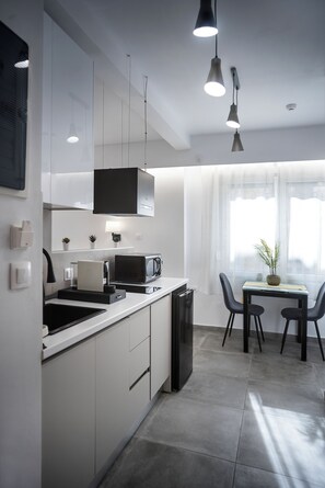 Fridge, microwave, coffee/tea maker, electric kettle - Athens Praxitelous Vibes (Athina)