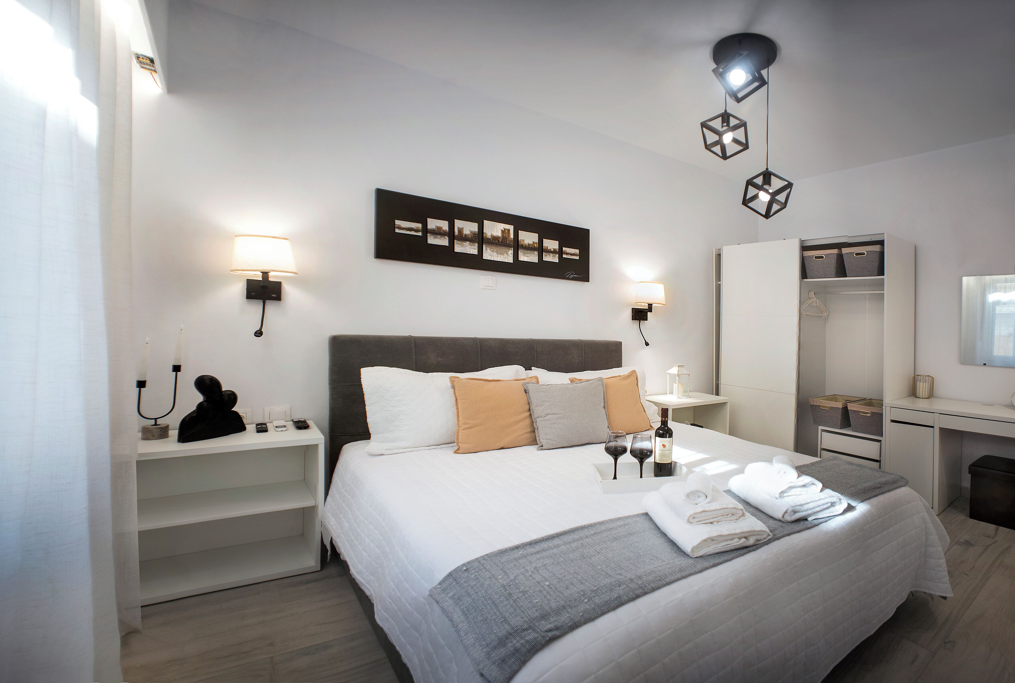 Caja fuerte, escritorio, tabla de planchar con plancha y cuna de viaje