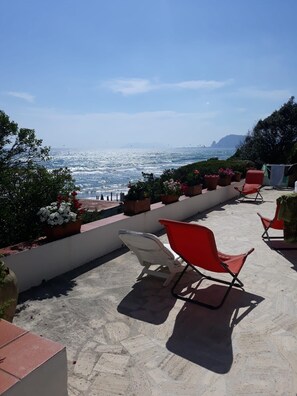 Terrace/patio - Villa Mimmi (beachfront, direct access to the sea) (Lazio)