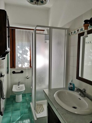 Shower, hair dryer, bidet, soap - Villa Mimmi (beachfront, direct access to the sea) (Lazio)