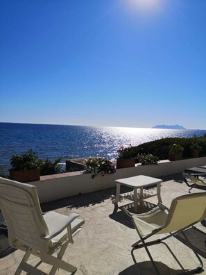 Terrace/patio - Villa Mimmi (beachfront, direct access to the sea) (Lazio)