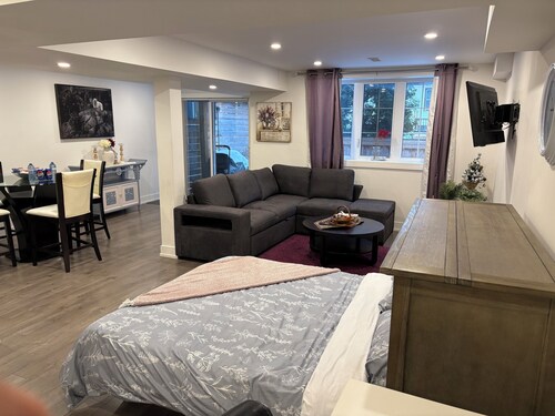 Bright Walkout Studio – Sleeps 4 | Backyard Access