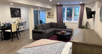 Bright Walkout Studio – Sleeps 4 | Backyard Access