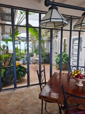 تناول الطعام