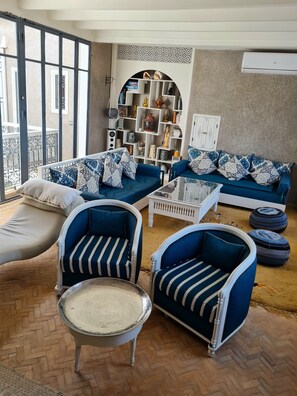 Interior - Facing the Mogador golf course, luminous, comfortable architect-designed riad with sea view (Essaouira)