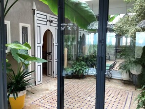 المنشأة من الداخل