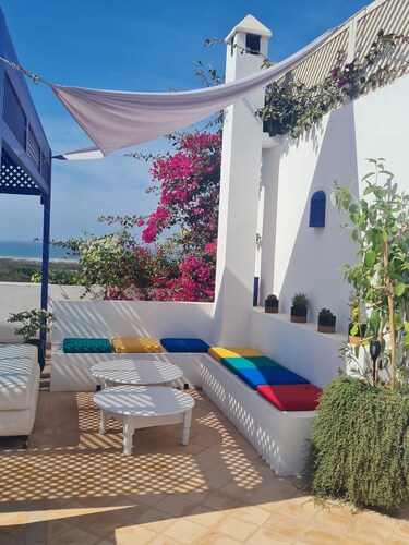 Facing the Mogador golf course, luminous, comfortable architect-designed riad with sea view