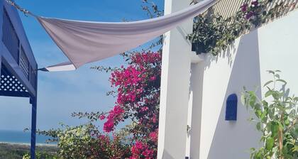 Facing the Mogador golf course, luminous, comfortable architect-designed riad with sea view