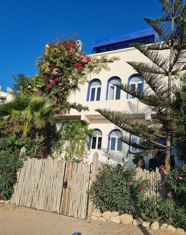 المنشأة من الخارج